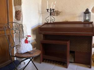 Maisons de vacances Grange renovee avec jardin arbore, ideale pour sejours en famille ou entre amis, a Deneuille-les-Mines - FR-1-489-408 : photos des chambres