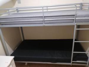 Private twin room for 2 with shared bathroom in boarding place - Cebu IT Park