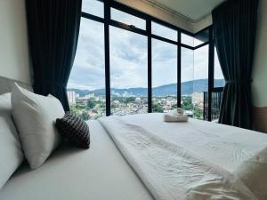 Comfy 2BR Sunny Suite Sky Pool & Stunning Views