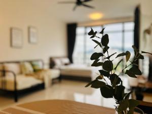 Comfy 2BR Sunny Suite Sky Pool & Stunning Views
