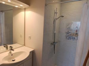 Maisons de vacances Maison Familiale Vue Mer a Saint-Gildas-de-Rhuys - FR-1-639-132 : photos des chambres