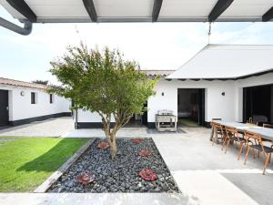 Maisons de vacances Maison spacieuse Ile de Re avec piscine et parking prive - FR-1-434-118 : photos des chambres