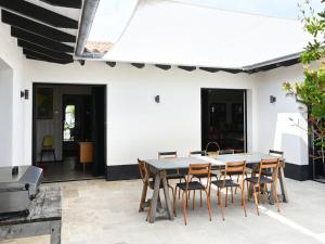 Maisons de vacances Maison spacieuse Ile de Re avec piscine et parking prive - FR-1-434-118 : photos des chambres