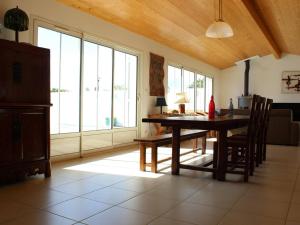 Maisons de vacances Maison contemporaine avec piscine chauffee sur l-ile d-Oleron - FR-1-246A-340 : photos des chambres