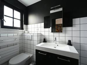 Maisons de vacances Maison spacieuse Ile de Re avec piscine et parking prive - FR-1-434-118 : photos des chambres