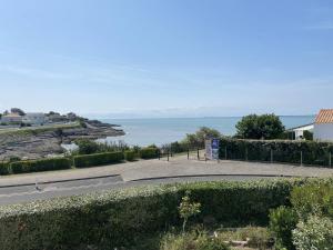 Vaux-sur-Mer : Charmant T2 en bord de mer avec parking - FR-1-738-40