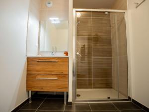 Appartements Appartement T2 avec grande terrasse et parking - FR-1-553-291 : photos des chambres