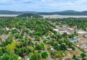 Sunny CDA Cottage Family Retreat Near Lake