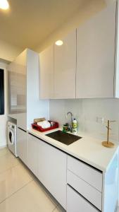 Stunning 2BR with Infinity Pool & City Views
