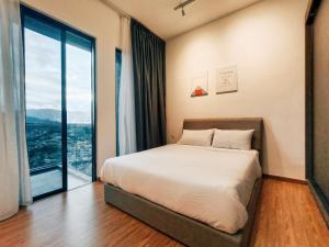 Stunning 2BR with Infinity Pool & City Views