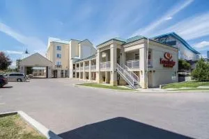 Econo Lodge Inn & Suites University - Strathmore