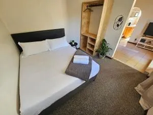 Self catering unit near Airport Beach St George's Park - Southdene