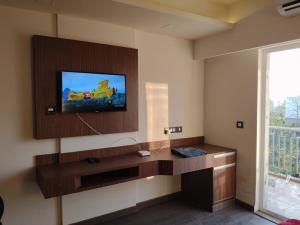 The Cozy Hillside Charm - Doon , Netflix and Chill