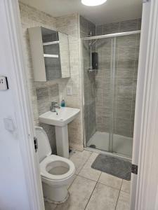 Ensuite Doubleroom with Private Toilet and Bathroom in central Dartford
