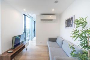 Trendy 1 Bedroom with City Views Pool and Gym M14