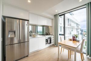 Trendy 1 Bedroom with City Views Pool and Gym M14