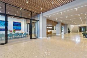 Trendy 1 Bedroom with City Views Pool and Gym M14