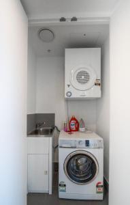 Trendy 1 Bedroom with City Views Pool and Gym M14