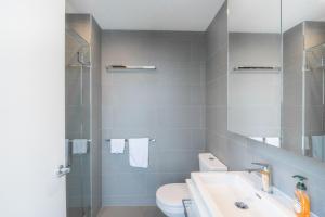 Trendy 1 Bedroom with City Views Pool and Gym M14