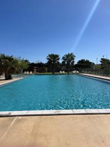 Campings Les mobil homes de NOLY, 1 Place adulte Reserve Africaine de Sigean gratuite : photos des chambres