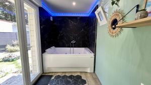 Terre & Mer'veilles 2, appartement avec SPA pour 2 personnes - 3hvězdičkové hotely ve městě Favières