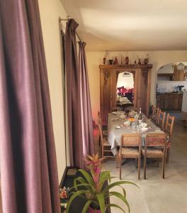 Appartements La jolie Vue et La Maison de la Tour- Cordes-sur-Ciel : photos des chambres