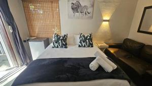 Honeywood Stays "Romantic escape " - Private Jacuzzi & Sunroom Near Airport, Fast Wi-Fi & Secure Parking