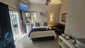 Honeywood Stays "Romantic escape " - Private Jacuzzi & Sunroom Near Airport, Fast Wi-Fi & Secure Parking