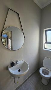 Honeywood Stays "Sun-Drenched Retreat" - Private Jacuzzi & Sunroom Near Airport, Fast Wi-Fi & Secure Parking