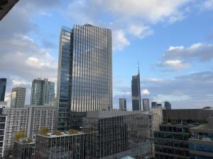 Uroczy Apartament z widokiem na centrum i darmowym parkinigiem