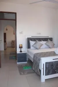 The pearl suits - Mwandoni