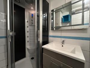 Maisons d'hotes Chez Jeanine - Studio avec Wifi et Climatisation : Chambre Double