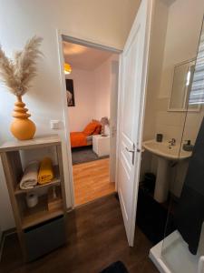 Sejours chez l'habitant Hotes de Micouleau - pres de Saint-Emilion : Chambre Familiale avec Salle de Bains Privative
