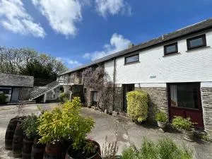 Malt-Barn Conversion, with access to Pool & Hot Tub-at Fox Valley Cottages - Bodinnick