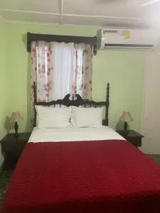 6 bedroom Spacious Family Getaway Balcony and Private Garden with Free Parking - Yallahs
