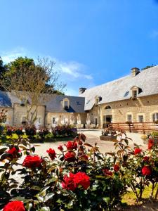 Appart'hotels Junior Suite Triple PMR Residentielle avec cuisine au Manoir de Mathan a Crepon 5mn d'Arromanches et 10 mn de Bayeux : photos des chambres