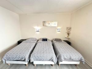 Maisons de vacances La maison est situee en face de la gare : photos des chambres
