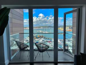 Luxury 2 Bed Apartment - River Views - Parking