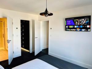 Luxury 2 Bed Apartment - River Views - Parking