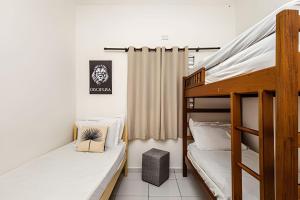 Casa de condomínio HP3 - Ar-condicionado - Ideal para turistas e empresas - 7 min de carro das praias Tupi e Ocian - 1 vaga de estacionamento