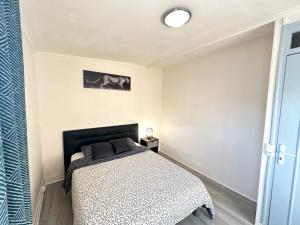 Maisons de vacances La maison est situee en face de la gare : photos des chambres