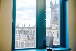 Spacious One Bedroom Apartment in Central Wigan by Eason Stays, Ideal For Weekend Getaways & Business Travellers - with Free Parking!
