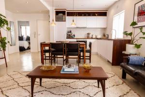 Modern and cozy 2-bedroom with AC, pool and gym!