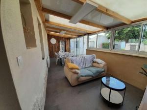 Maisons de vacances Charmante villa renovee avec grand jardin clos, veranda, 3 chambres, proche de la plage et des activites - FR-1-324-503 : photos des chambres