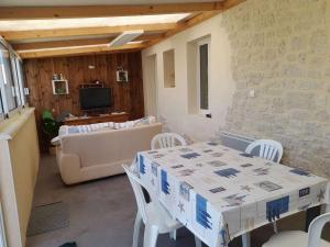 Maisons de vacances Charmante villa renovee avec grand jardin clos, veranda, 3 chambres, proche de la plage et des activites - FR-1-324-503 : Maison de Vacances (6 Adultes)