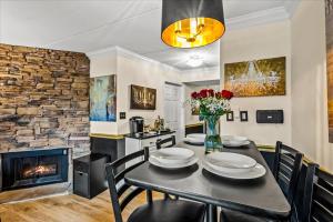 Walk to Anakeesta Romantic 1BR w Fireplace