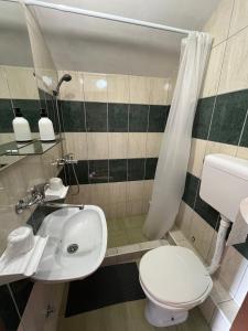 Rooms with private Bathroom & Free Parking Sobe Zoka,,
