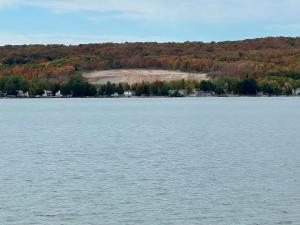 Charming 3 BR Lakefront Cottage - Gateway to Platte Lake & Sleeping Bear Dunes! - 3hvězdičkové hotely ve městě Honor