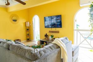 Columbus Heights Hideaway -Stunning Oceanview Condo