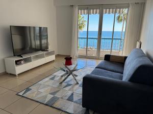 Equipped sea view apartment with terrace